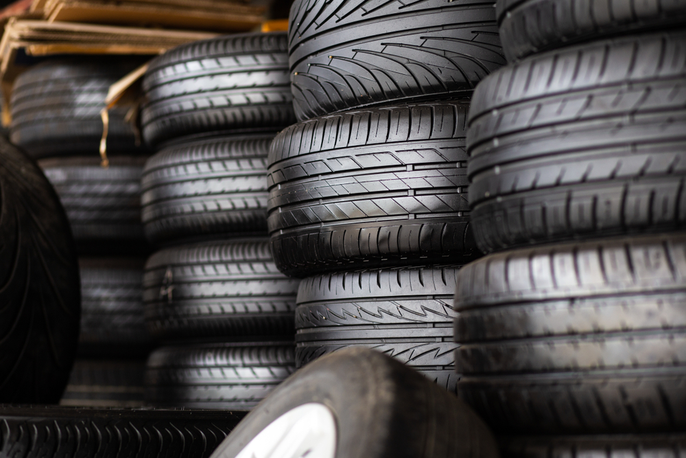 Many,Type,Pile,Of,Car,Tire,In,Garage,Shop,Transport
